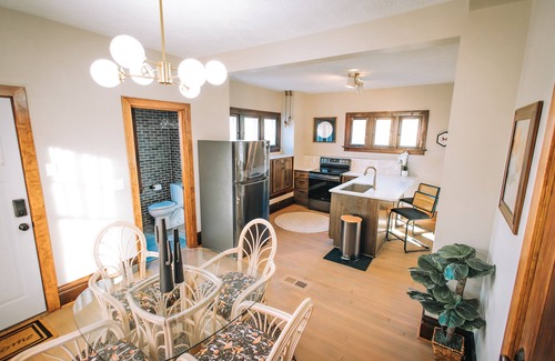 Sioux Falls Casa | 3 Min to downtown & Falls Park, 10 min to Airport - Clean King Bed Home