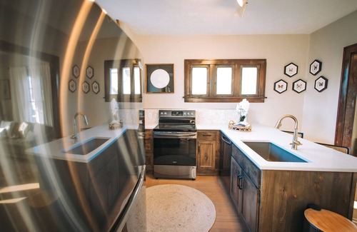 Sioux Falls Casa | 3 Min to downtown & Falls Park, 10 min to Airport - Clean King Bed Home