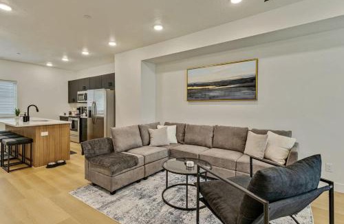People's Freeway Casa | 3 Min to DT Lux Townhome 2 Car Garage King Bed