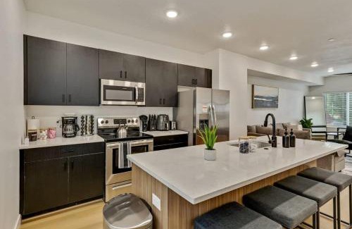 People's Freeway Casa | 3 Min to DT Lux Townhome 2 Car Garage King Bed