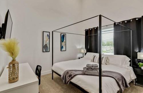 People's Freeway Casa | 3 Min to DT Lux Townhome 2 Car Garage King Bed