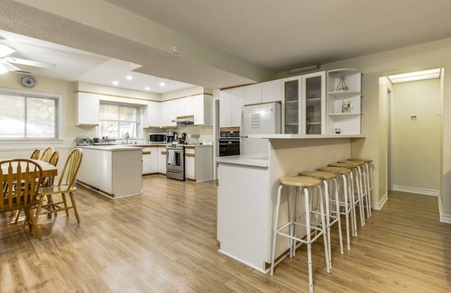 Tiny Cabaña | 3-Min Walk to Cove Beach | Cozy 3BR Georgian Bay Cottage Retreat | Sleeps 6!