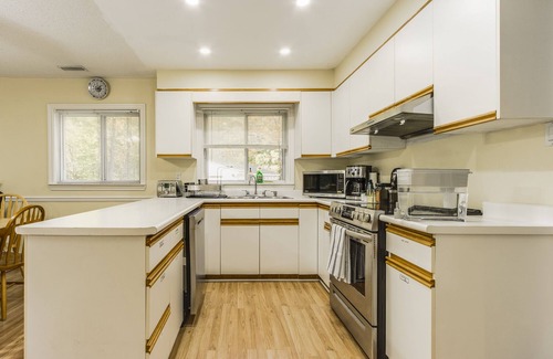 Tiny Cabaña | 3-Min Walk to Cove Beach | Cozy 3BR Georgian Bay Cottage Retreat | Sleeps 6!