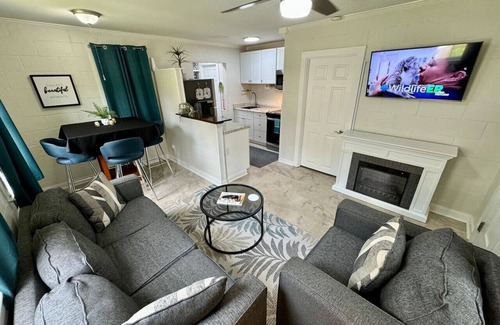 Beaufort Casa | 3 Min Walk to Starbucks. Pets are allowed