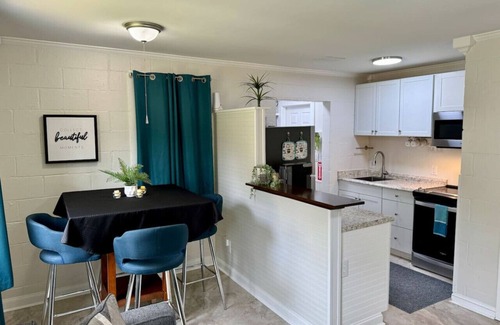 Beaufort Casa | 3 Min Walk to Starbucks. Pets are allowed