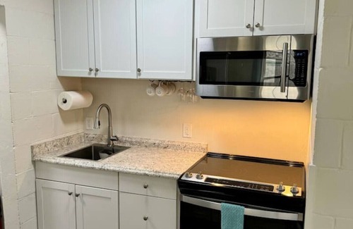 Beaufort Casa | 3 Min Walk to Starbucks. Pets are allowed