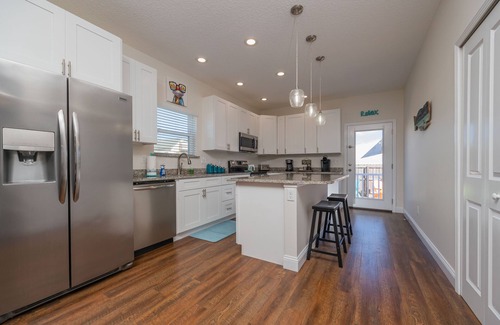 Crescent Beach Casa | 3 minute walk to beach! Spacious beach retreat with heated pool