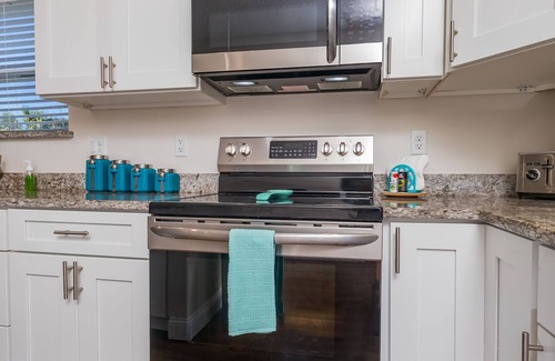 Crescent Beach Casa | 3 minute walk to beach! Spacious beach retreat with heated pool