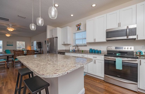 Crescent Beach Casa | 3 minute walk to beach! Spacious beach retreat with heated pool