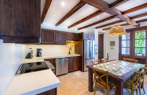 Las Catalinas Apartamento | 3 Minute Walk to the Beach, Fountain & Patio at Las Catalinas