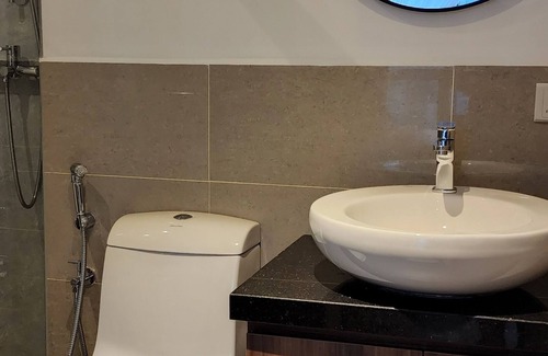 Taman Bukit Pantai Apartamento | 3 minutes to Kerinchi Station! Contemporary Studio near Mid Valley