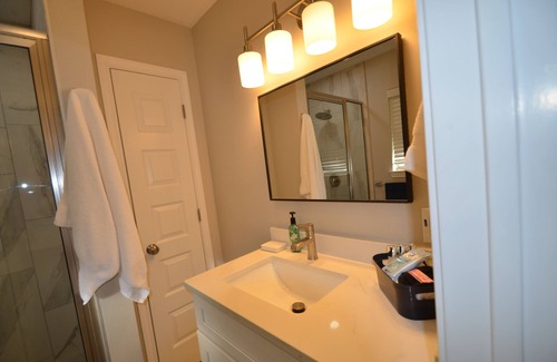 Universal City Casa | 3 minutes to the front gate of RAFB! Pool/ 2 car garage!