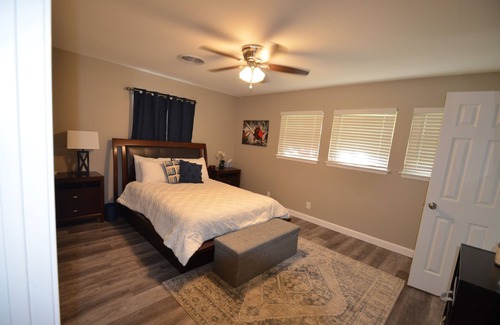 Universal City Casa | 3 minutes to the front gate of RAFB! Pool/ 2 car garage!