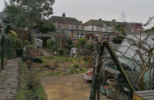 Goodmayes Casa | 3 Minutes to Train station large town house with 5 bedroom, 6 bed, sleep 8 guest