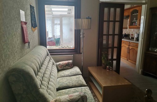 Goodmayes Casa | 3 Minutes to Train station large town house with 5 bedroom, 6 bed, sleep 8 guest