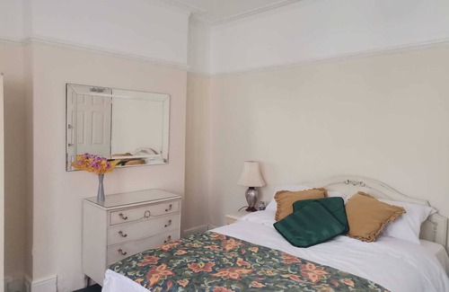 Goodmayes Casa | 3 Minutes to Train station large town house with 5 bedroom, 6 bed, sleep 8 guest