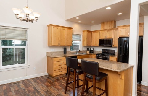 Mountain View District Casa | 3+ MONTH RENTAL-1.5 Bedroom+ an OFFICE with Wall Bed-minutes to downtown