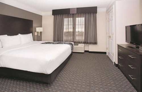 Superstition Springs Casa | 3 N/S King Bed One-Bedroom w/ Pool View at La Quinta Inn & Stes by Wyndham Mesa