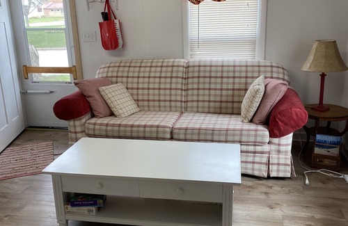 Ludington Cabaña | 1 or 2 night availability! 2 blocks from beach, pickle ball, 4 blocks to town.