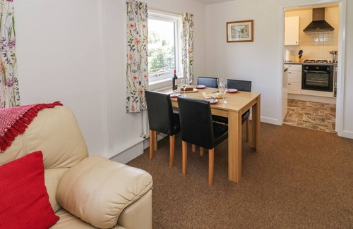 Pulverbatch Cabaña | 3 OAKS LODGE, pet friendly, with open fire in Pulverbatch