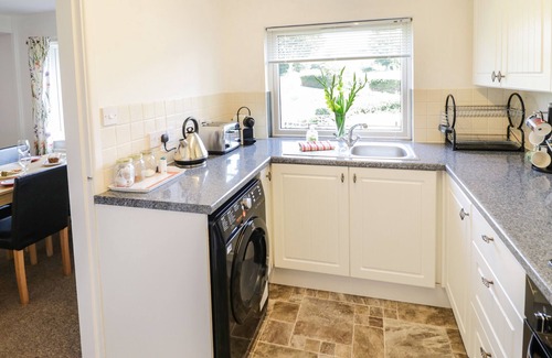 Pulverbatch Cabaña | 3 OAKS LODGE, pet friendly, with open fire in Pulverbatch