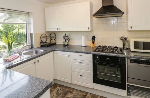 Pulverbatch Cabaña | 3 OAKS LODGE, pet friendly, with open fire in Pulverbatch