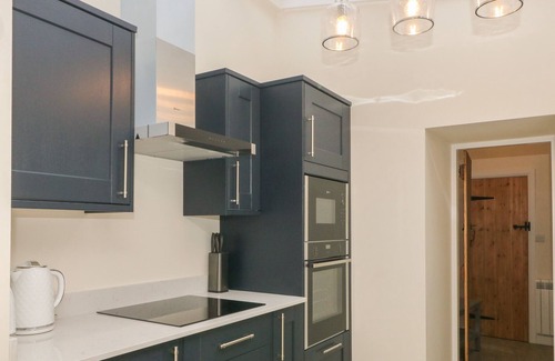 Monyash Cabaña | 3 OLD HALL COTTAGES, family friendly, with open fire in Bakewell