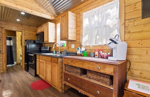 Fredericksburg Cabina | 3 One Bedroom Country Cabins on a Secluded 10+ Acres