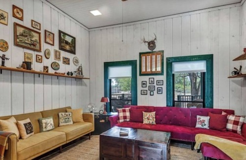 Smithwick Casa | 3 pet-friendly cabins on 8 acres with hot tub.