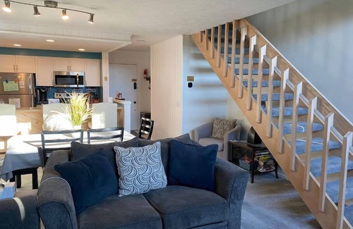 Harbor Springs Condominio | 3 pools! Updated bedroom/loft area. Minutes from golf/lakes. Lots of amenities.