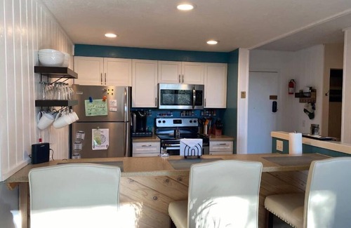 Harbor Springs Condominio | 3 pools! Updated bedroom/loft area. Minutes from golf/lakes. Lots of amenities.