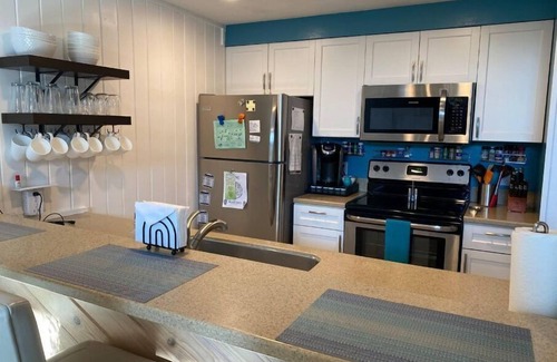 Harbor Springs Condominio | 3 pools! Updated bedroom/loft area. Minutes from golf/lakes. Lots of amenities.