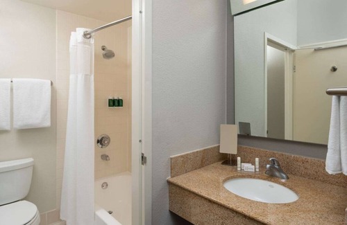 Miami Lakes Hotel | 3 Posh Units in Miami Lakes! Pet-Friendly, w/ Pool, Close to Royal Oaks Park