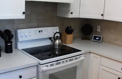 Lethbridge Casa | 3 Queen Bedroom Townhome, Fireplace, Wifi, Walking Trails and Greenspace nearby