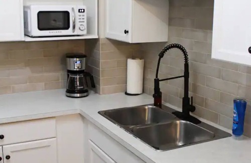 Lethbridge Casa | 3 Queen Bedroom Townhome, Fireplace, Wifi, Walking Trails and Greenspace nearby