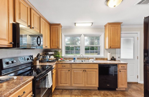 Perry Casa | 3 Queen Beds, 2 min to Fairgrounds, Fenced Yard