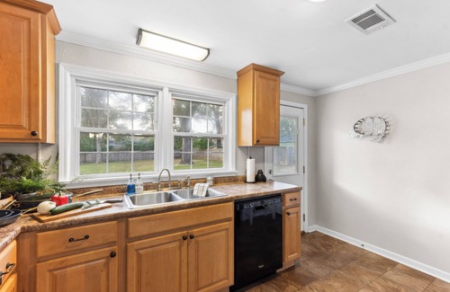 Perry Casa | 3 Queen Beds, 2 min to Fairgrounds, Fenced Yard