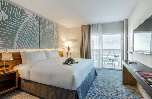 Central Beach Hotel | 3 Relaxed Oceanview Rooms Close to Hugh Taylor Park