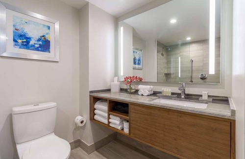 Central Beach Hotel | 3 Relaxed Oceanview Rooms Close to Hugh Taylor Park