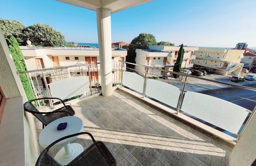 Kavarna Apartamento | 3-room new apartment, 5-min walk to 3 sandy beaches
