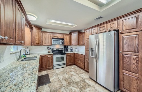 Cedar Creek Casa | 3 Secluded Homes on 15 Acres. Pool, Ping Pong, Hot Tub, Patio, Pond and BBQ. Close to COTA.