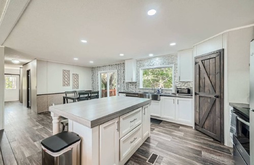 Cedar Creek Casa | 3 Secluded Homes on 15 Acres. Pool, Ping Pong, Hot Tub, Patio, Pond and BBQ. Close to COTA.
