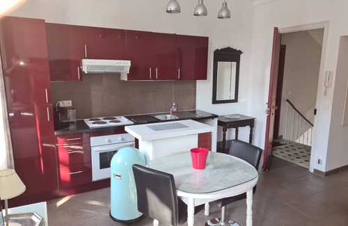 Golfe Juan Casa | 3 separately-rentable 2-room apartments, shops, beaches, private parking.