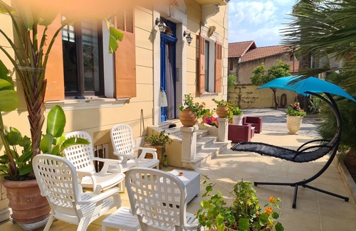 Golfe Juan Casa | 3 separately-rentable 2-room apartments, shops, beaches, private parking.
