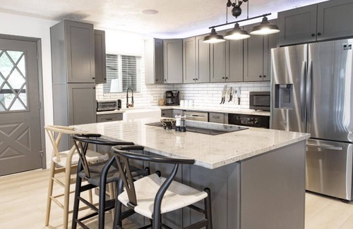 North Ogden Casa | 3 Ski Resorts 6 mi, Designed for Comfort, 1 Cal King, 3 Queens, Mountain Views