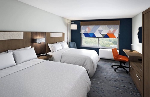 West Kissimmee Hotel | 3 Spacious Rooms w/ Free Breakfast & Pools Access | Resort Near Universal Studio