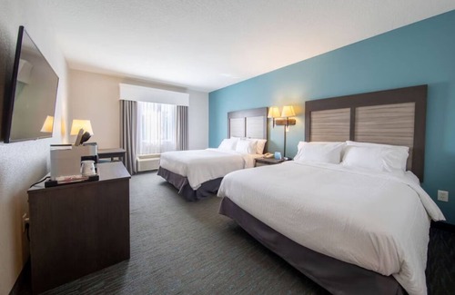 West Kissimmee Hotel | 3 Spacious Rooms w/ Free Breakfast & Pools Access | Resort Near Universal Studio