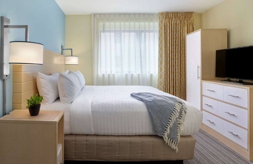 Central Business District Complejo | 3 Spacious Spaces! Family Break. Great Downtown Base near Lafayette Square