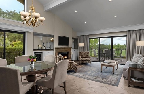 Napa Hotel | 3 Spacious Suites Near Andretti Winery, Pool, Onsite Golf Course, FREE Parking!
