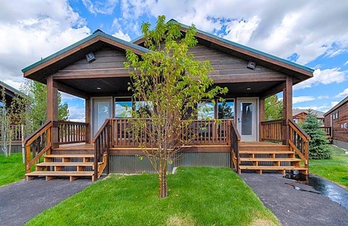West Yellowstone Hotel | Hotel de 4 estrellas ∙ Explorer Cabins at Yellowstone